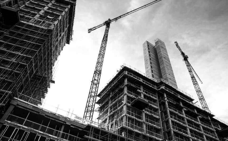 Área fabril com máquinas industriais