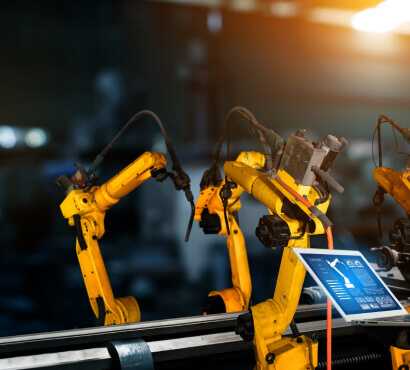 Máquina industrial em operação automatizada