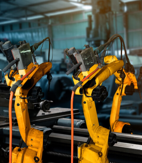 Ambiente fabril moderno com máquinas industriais
