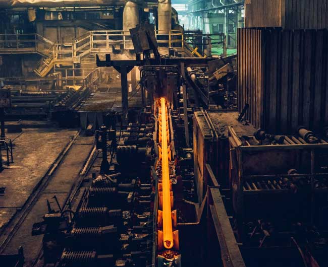 Técnico acompanhando equipamento industrial em ambiente fabril