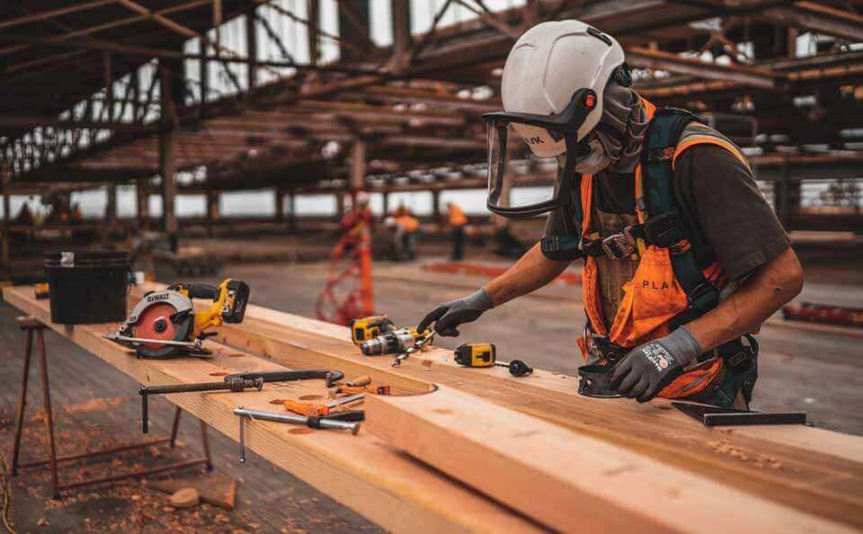 Operação industrial com equipamentos e estrutura metálica