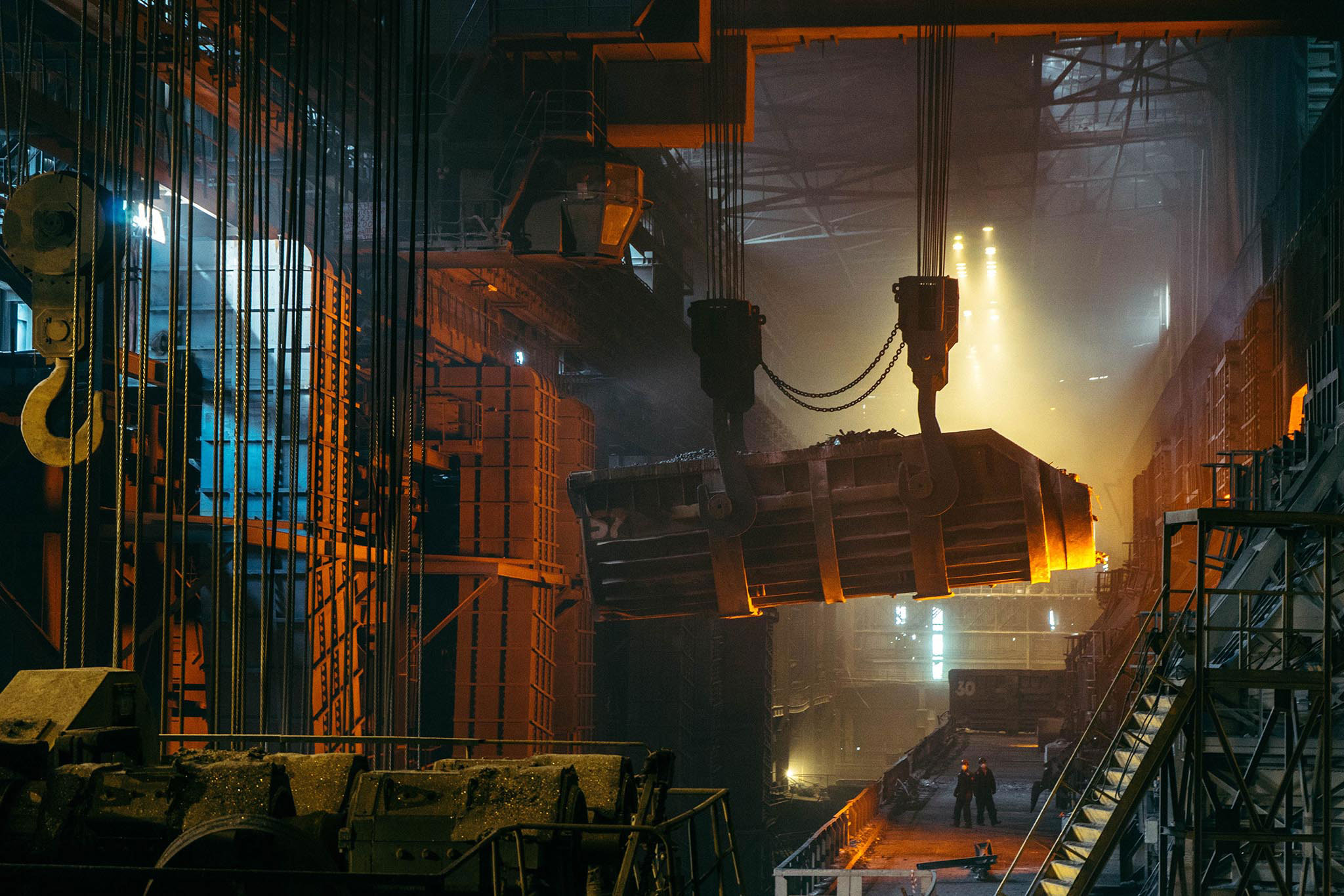 Ambiente fabril moderno com máquinas industriais automatizadas