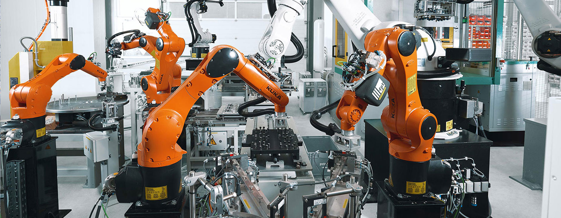 Painel de automação industrial com componentes elétricos e máquinas ao fundo