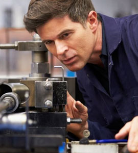 Técnico de automação analisando painel elétrico industrial